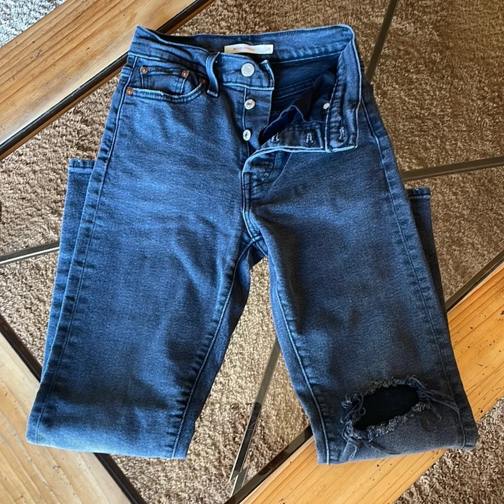 Levis - Picture 5 of 6